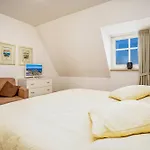 Fewo-nordlicht-in-binz-2-raum-bis-4-pers-direkt-am-strand-meerblick-aufzug-wallbox-hund Apartamento